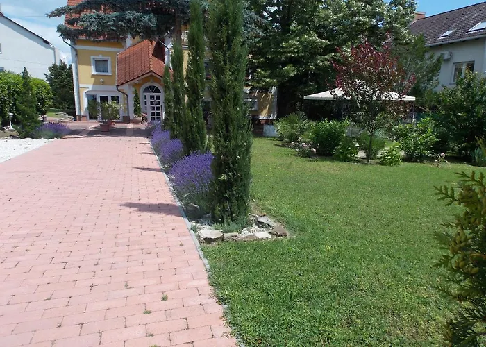 Апартаменты Eden Apartmanhaz *